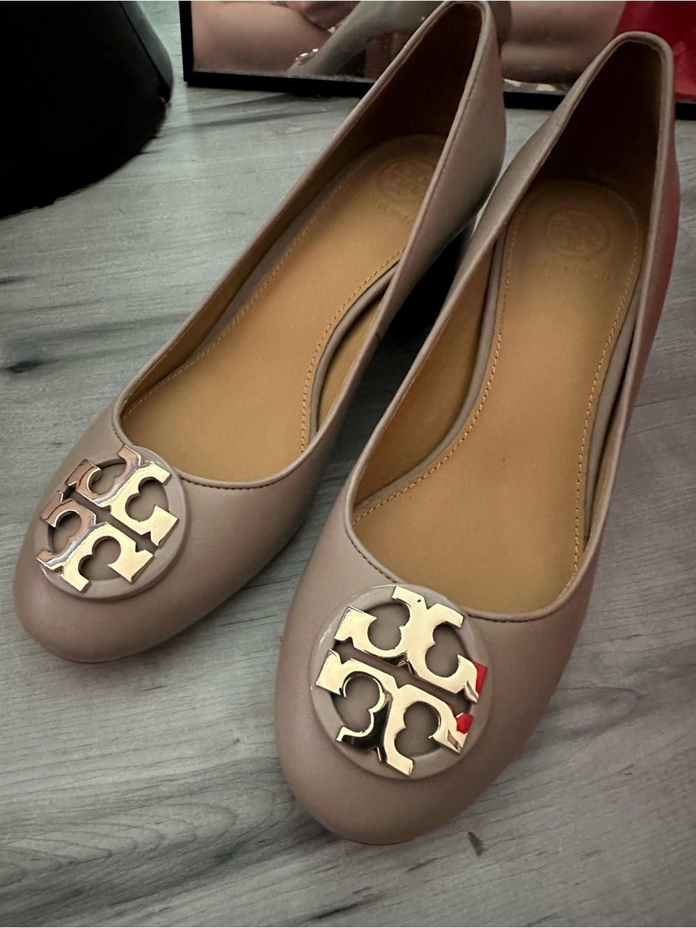 Tory Burch French Gray & Gold Logo Block Heel Pumps – Size 6.5